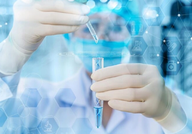 家安生醫｜醫學研究｜實驗人員佩戴手套操作滴管與試管，進行精準醫學實驗，背景結合DNA螺旋、六角形結構與醫療科技圖示。