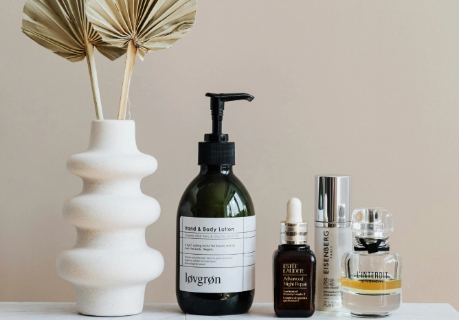 家安生醫｜護膚保養｜大地色系背景下，多款精緻的護膚保養品與香水與陶藝花瓶併列，展現極簡且高品質的生活美學與產品開發質感。